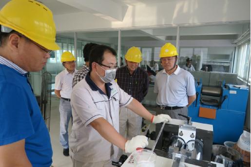 高端PVC地板客戶蒞臨山東巖海建設(shè)資源有限公司--考察驗廠并達成合作意向